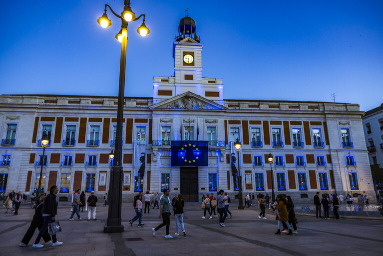 la-puerta-del-sol-de-azul